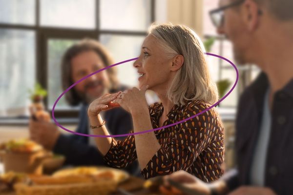 phonak Ultra sphere in a cafe.jpg