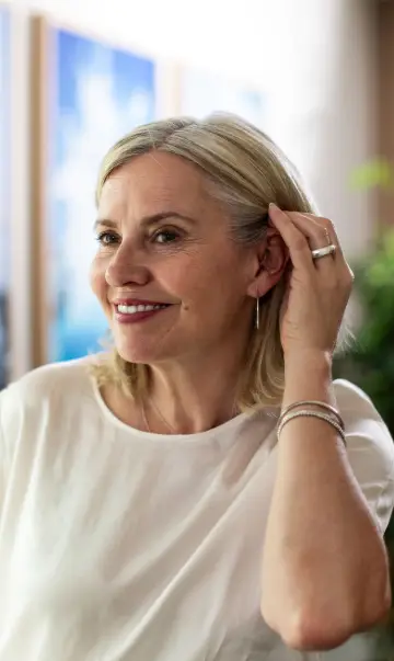 mobile banner 360x603_AN_BrandElementsPhotography_FemaleHICustomerBeingFittedAnHearingAid_V12_EN_V1.00.webp