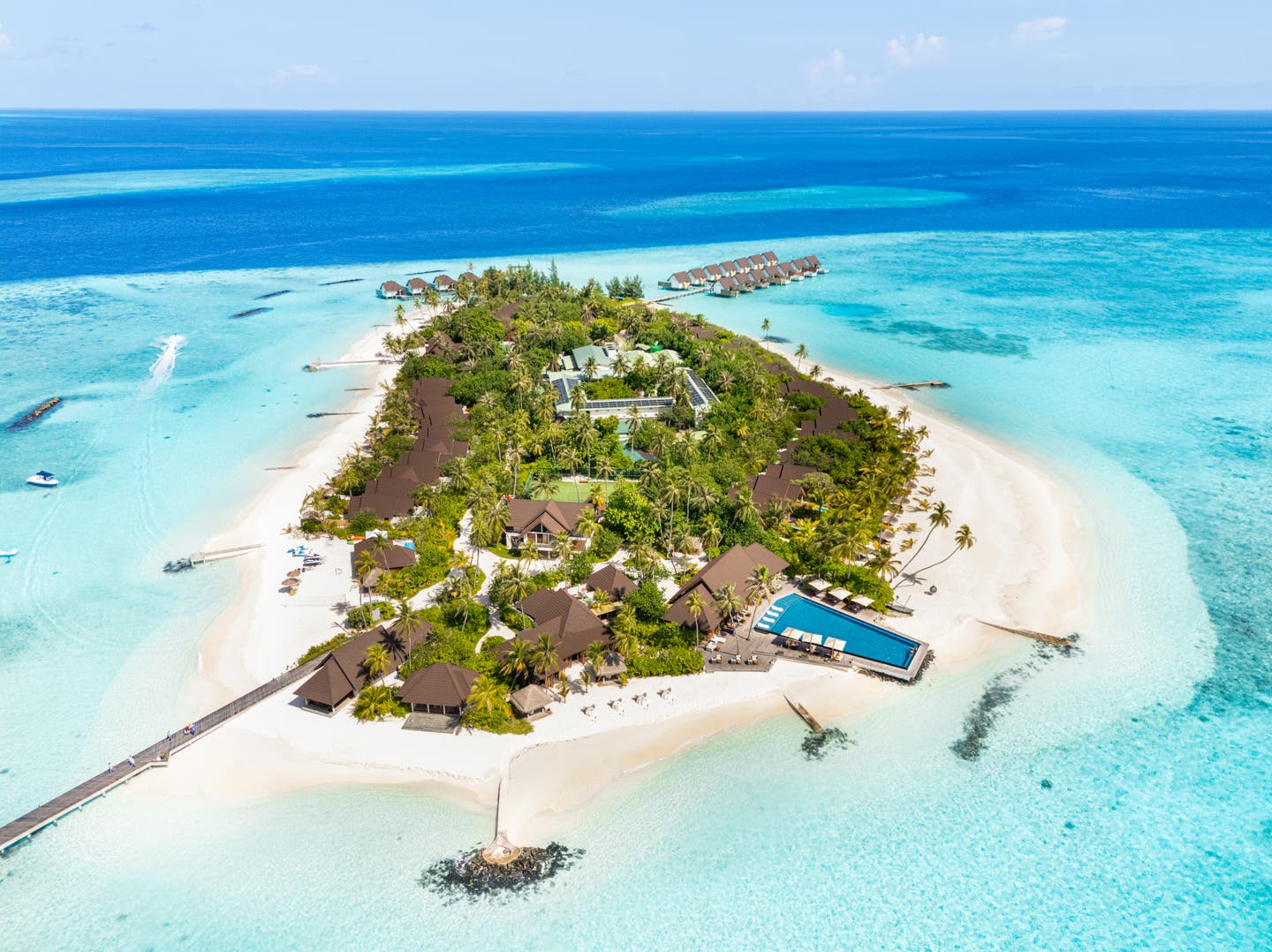 Luftbild der Hotelanlage auf einem kleinen Malediven-Atoll