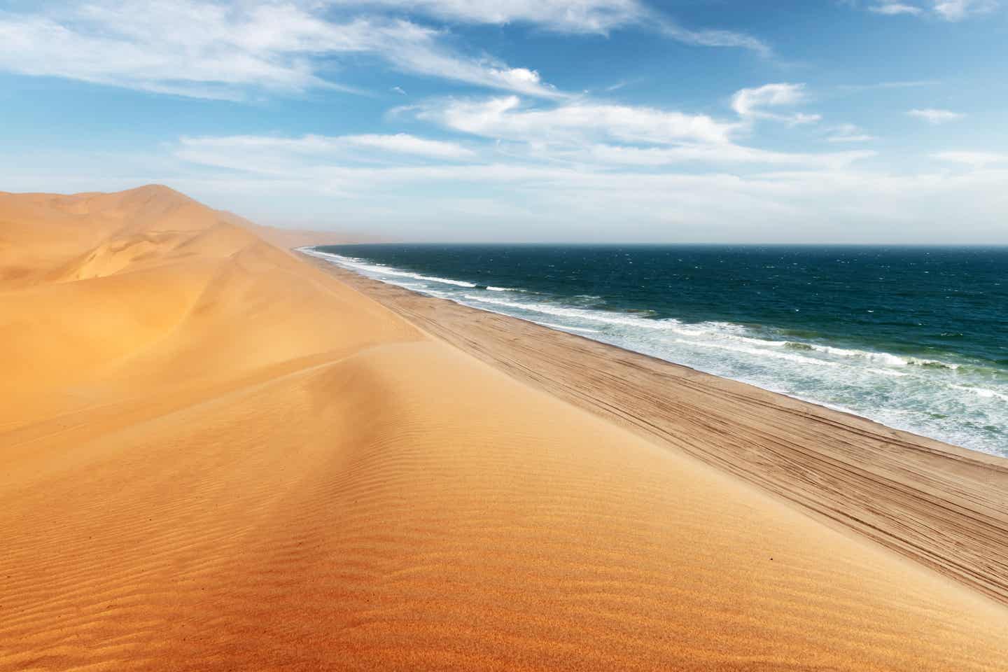 Namibia Strände: Namib-Wüste und Wellen des Atlantischen Ozeans