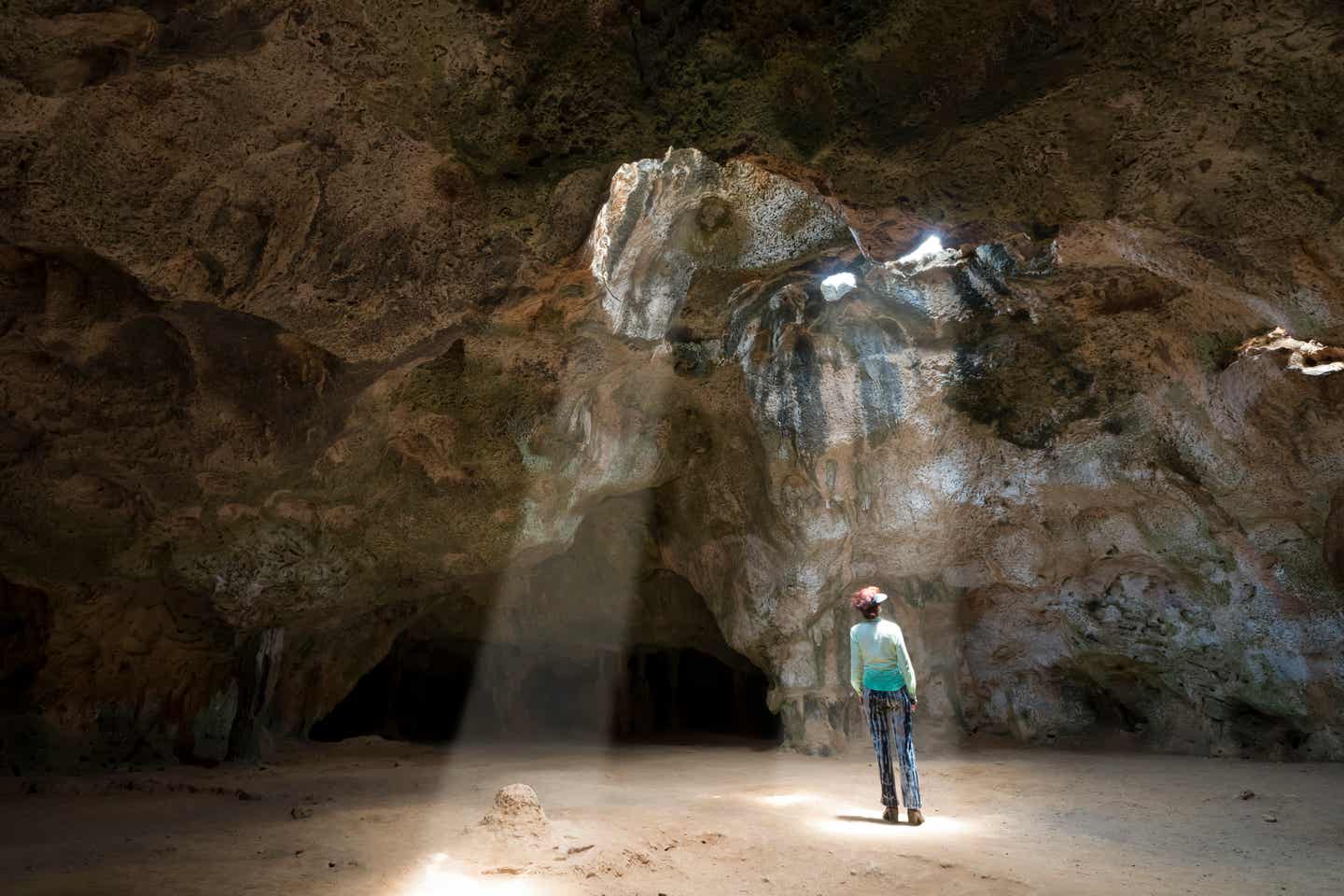 Arubu Urlaub: eine Frau in der Quadirikiri Höhle im Arikok Nationalpark