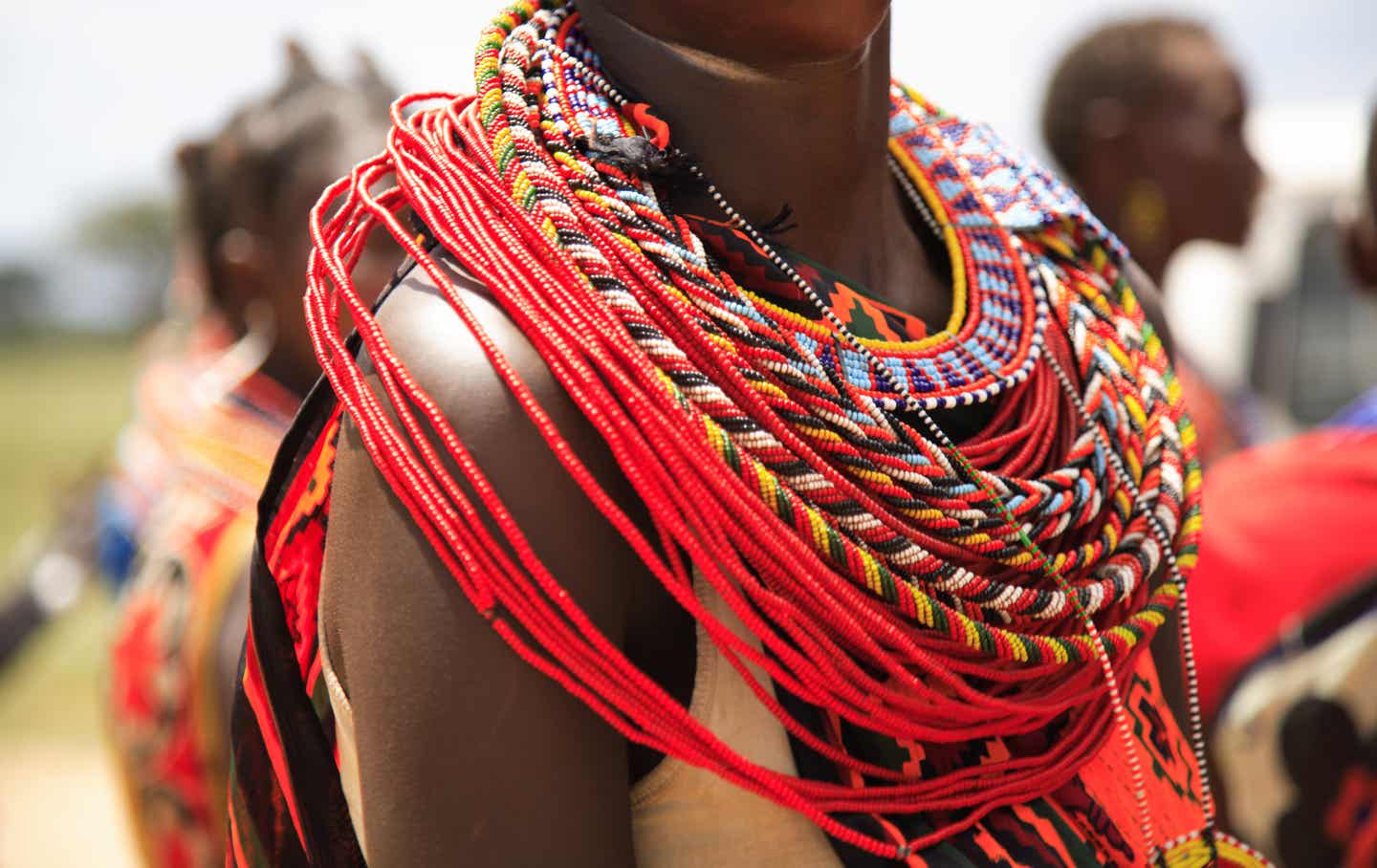 Kenias Kultur: afrikanischer Schmuck getragen von einer Samburu-Frau