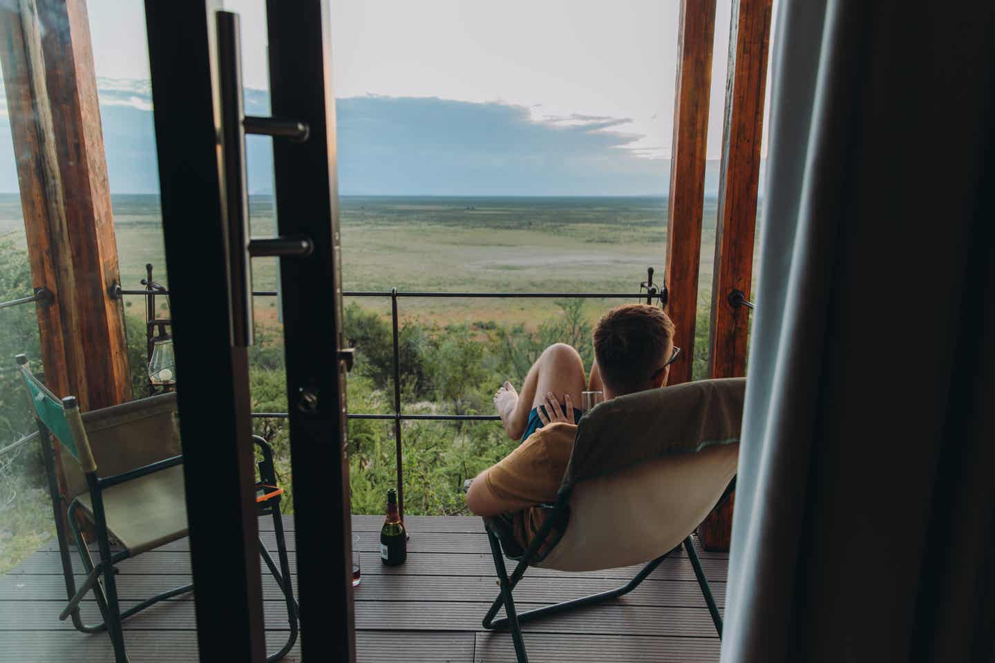 Namibias Währung: Reisender betrachtet den Sonnenuntergang im Etosha-Nationalpark