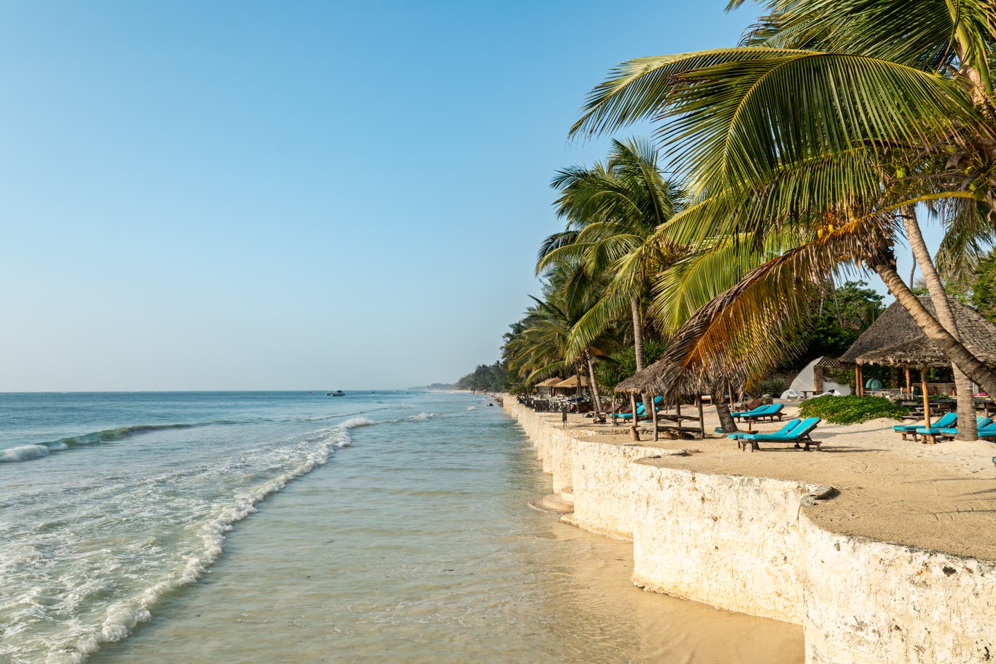 Diani Beach Kenia: Sonnenschirme und Palmen an tropischem Sandstrand