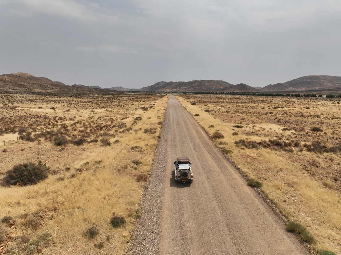 Namibias Nationalparks: Auto auf Schotterstraße