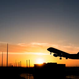 flugzeug-sonnenaufgang-g-870283638.jpg
