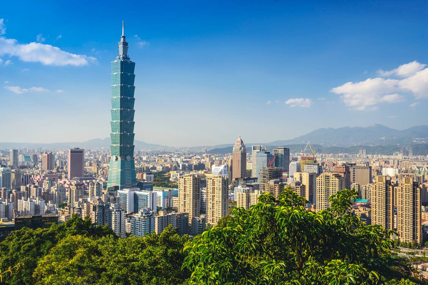 Rundreisen Taiwan: Panorama der Skyline von Taiwans Hauptstadt Taipeh