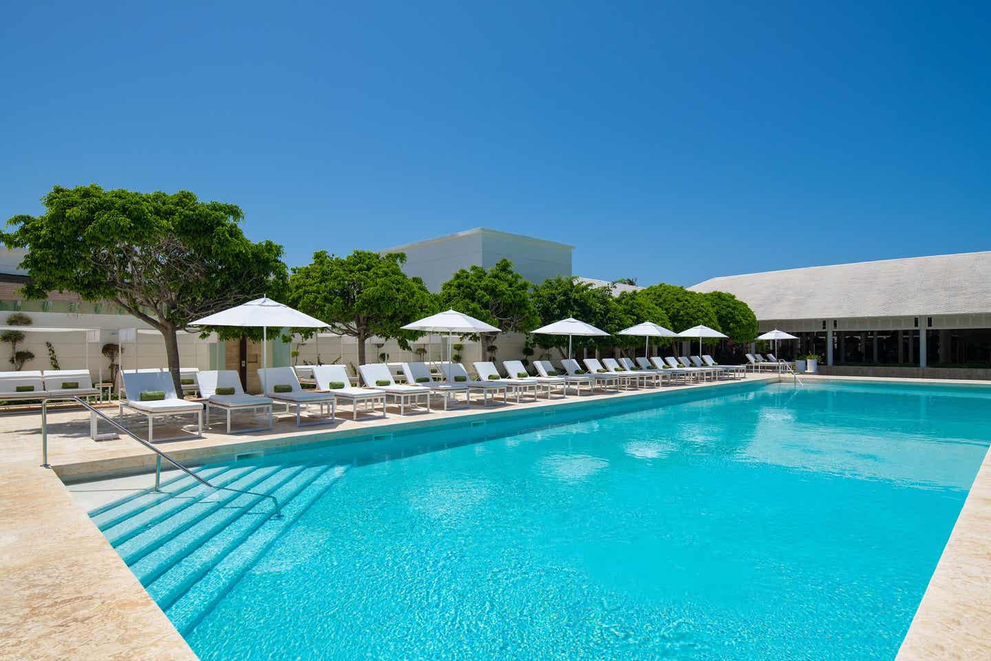 Melia Punta Cana Beach Melia Punta Cana Pool und Sonnenliegen