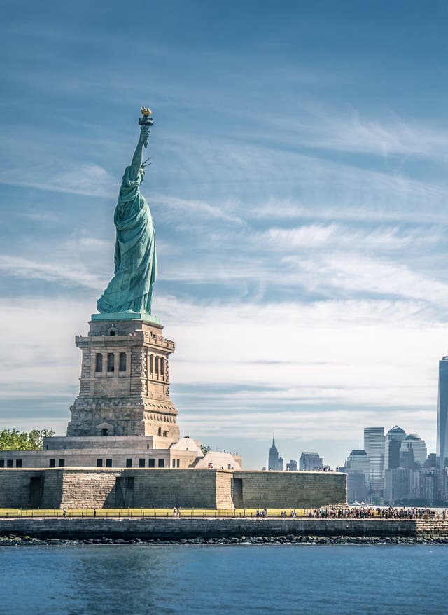 8 Stunden Direktflug New York Straßenkreuzung