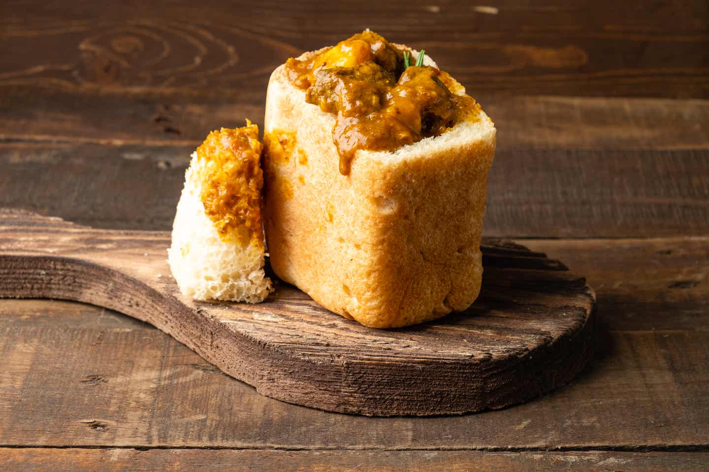 Afrikanisches Essen: Südafrikanisches Curry serviert in weißem Bunny-Chow-Brot