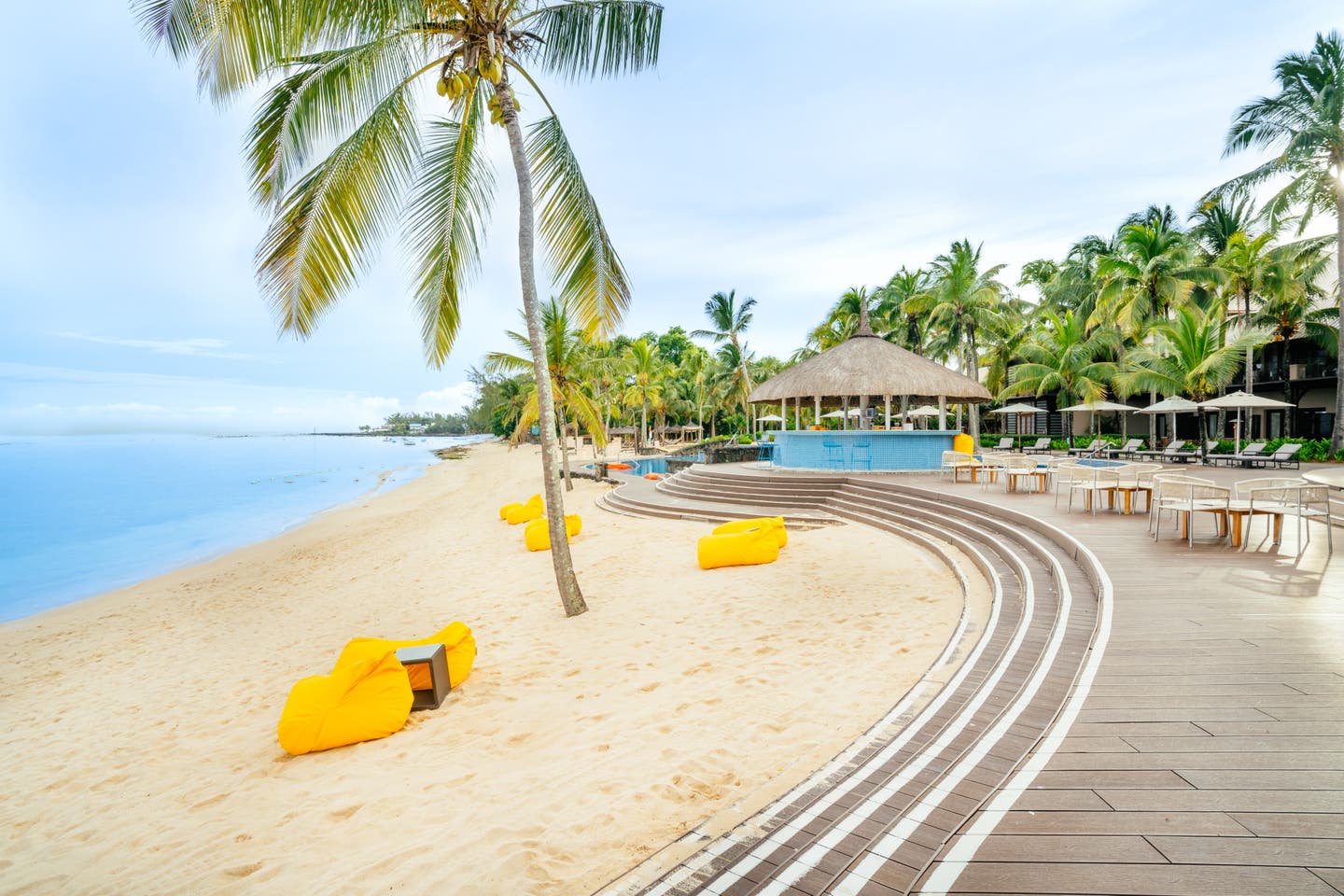 Bar zwischen Strand und Pool