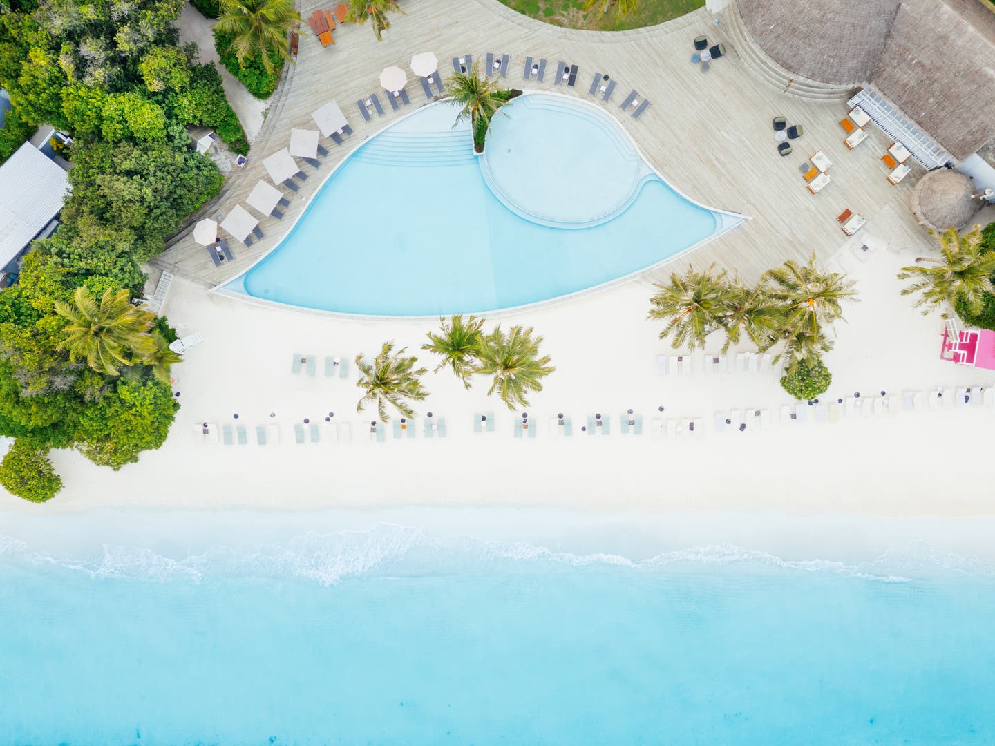 Topshot einer Drohne auf Pool und Strand