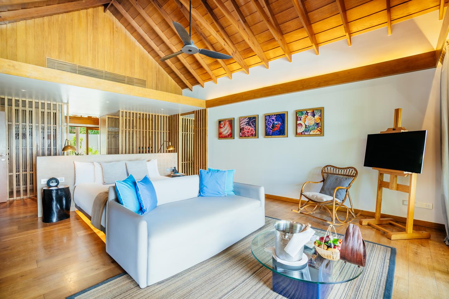 Geräumiger Wohn- und Schlafraum in einer Family Beach Villa with Pool