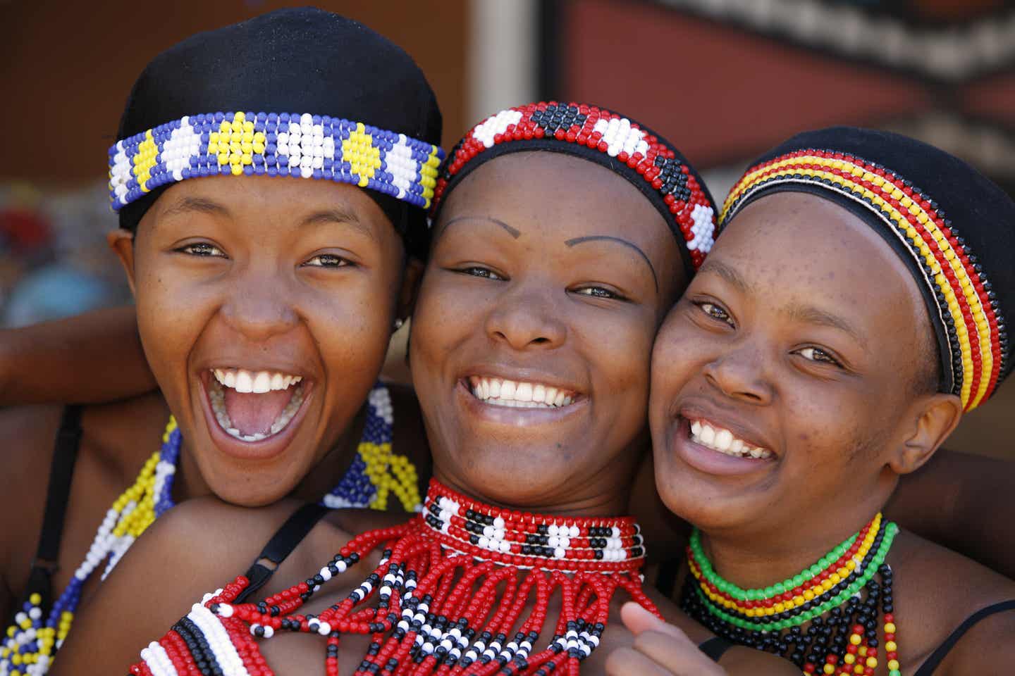Südafrika Kultur: drei lächelnde Zulu Frauen