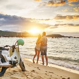 thailand-koh-samui-strand-moped-t-682478672.jpg