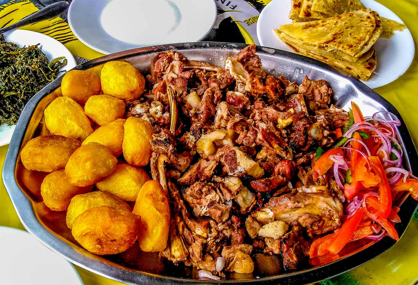 Kenia Essen: Platte mit Nyama Choma und Kachumbari