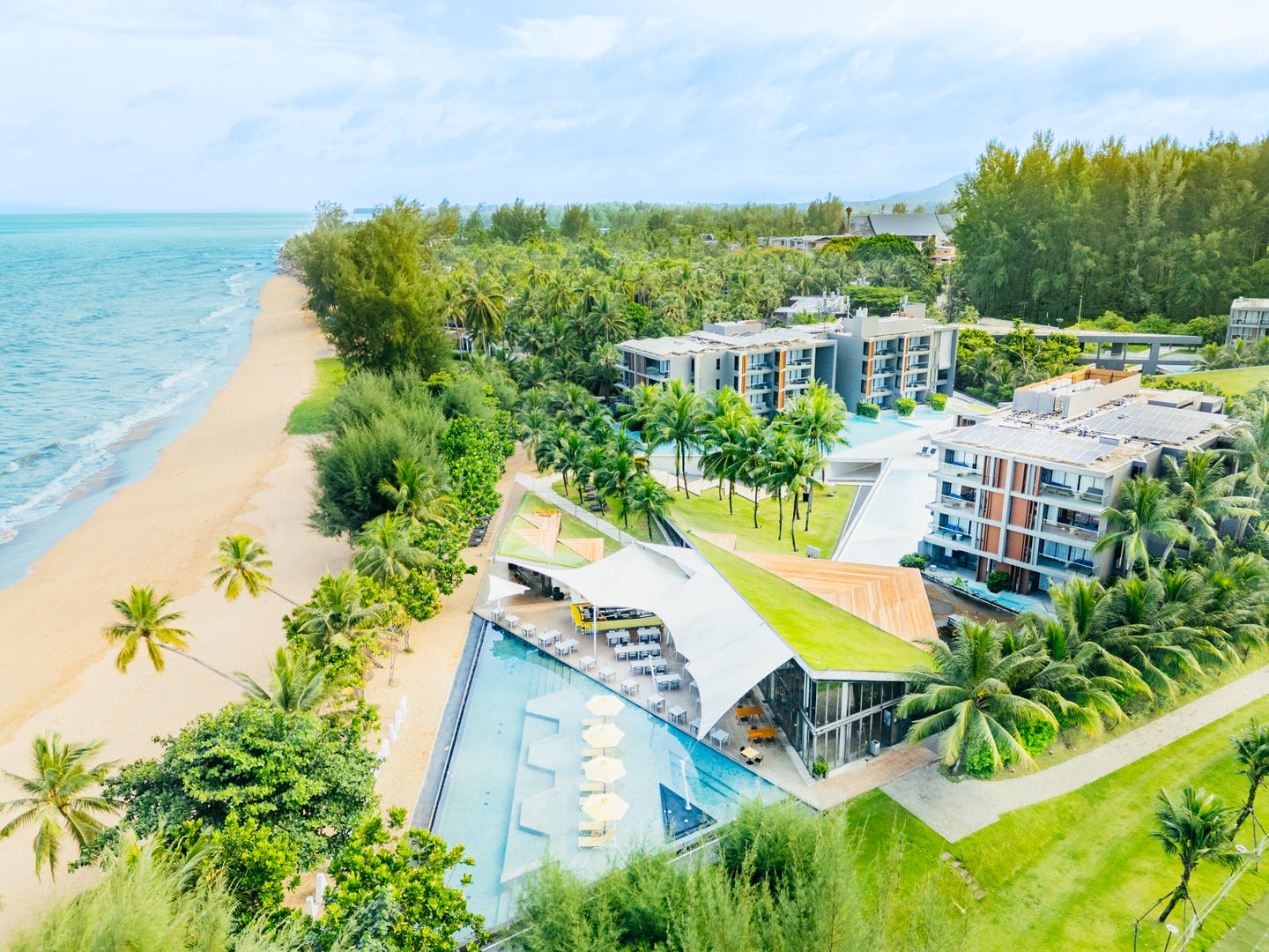 Luftbild der Hotelanlage mit Strand