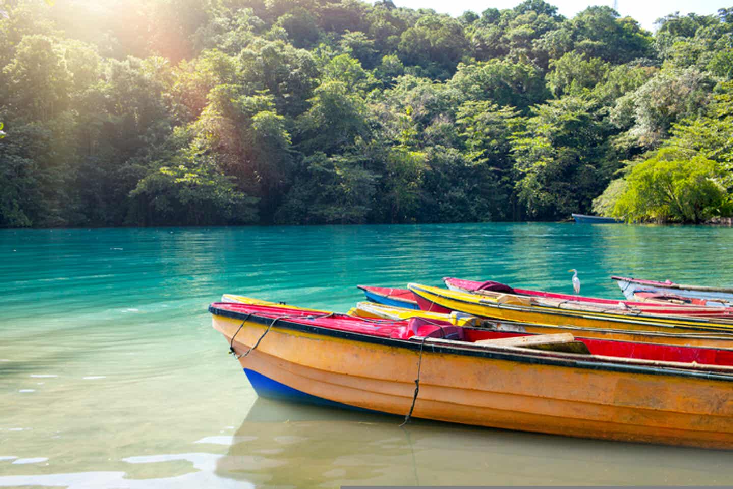 Jamaika Urlaub: Boot in blauer Lagune