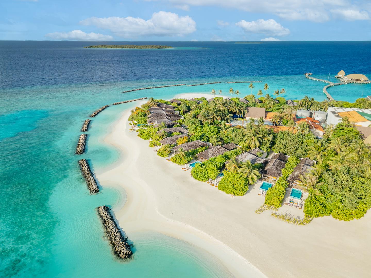 Luftbild der Hotelanlage auf einer Insel des Raa-Atolls