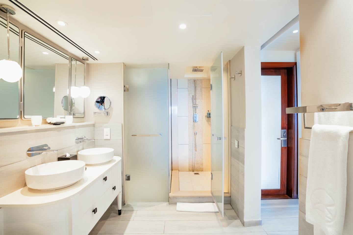 Bad mit großer Regenwalddusche in einem Prestige Beachfront Zimmer