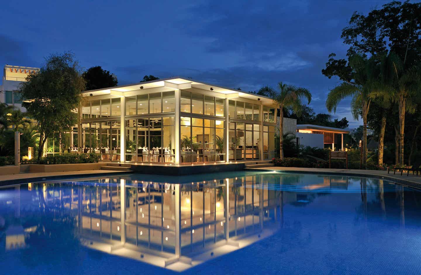 Bahia Principe Hotel bei Nacht