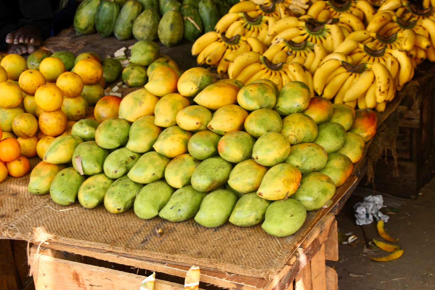 Sansibar Essen: Mangos, Papayas, Orangen und Bananen auf dem Markt     