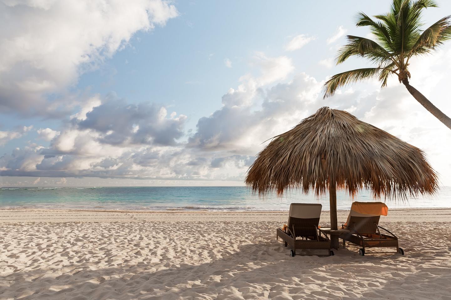 Dominikanische Republik Sehenswürdigkeiten: Sonnenschirm am Sandstrand
