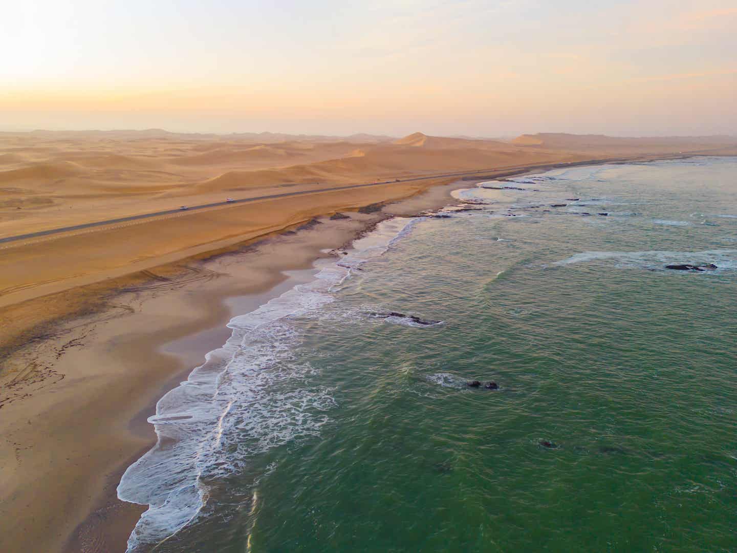 Namibia Strände: Luftaufnahme der Sanddünen an der Küste