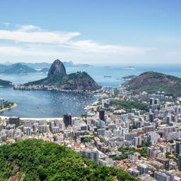 Brasilien-Rio-de-Janeiro-Luftaufnahme-der-Stadt-mit-Blick-auf-den-Zuckerhut-g-531479034.jpg