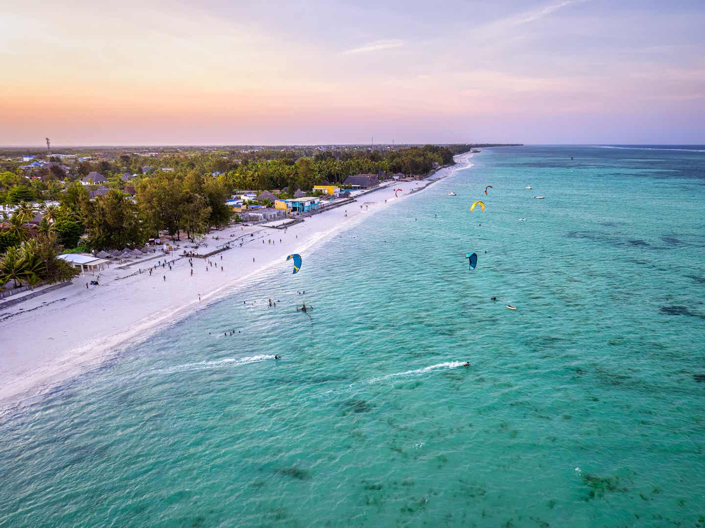 Tansania beste Reisezeit: Luftaufnahme des Strands bei Sonnenuntergang