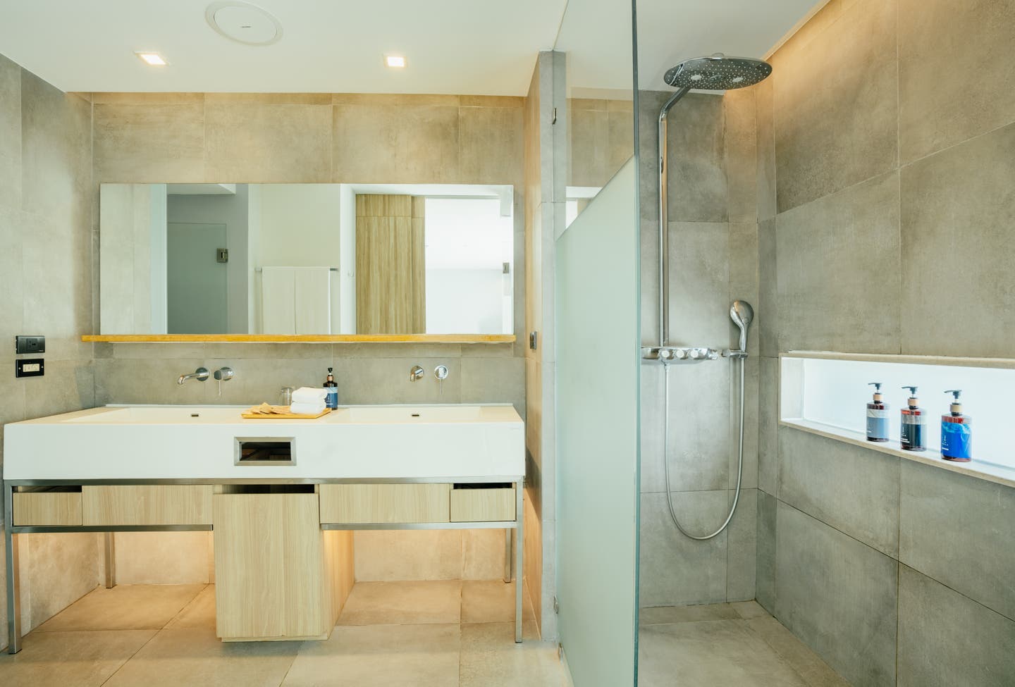 Badezimmer mit Regenwalddusche in einem Pool-Access-Grand-Zimmer