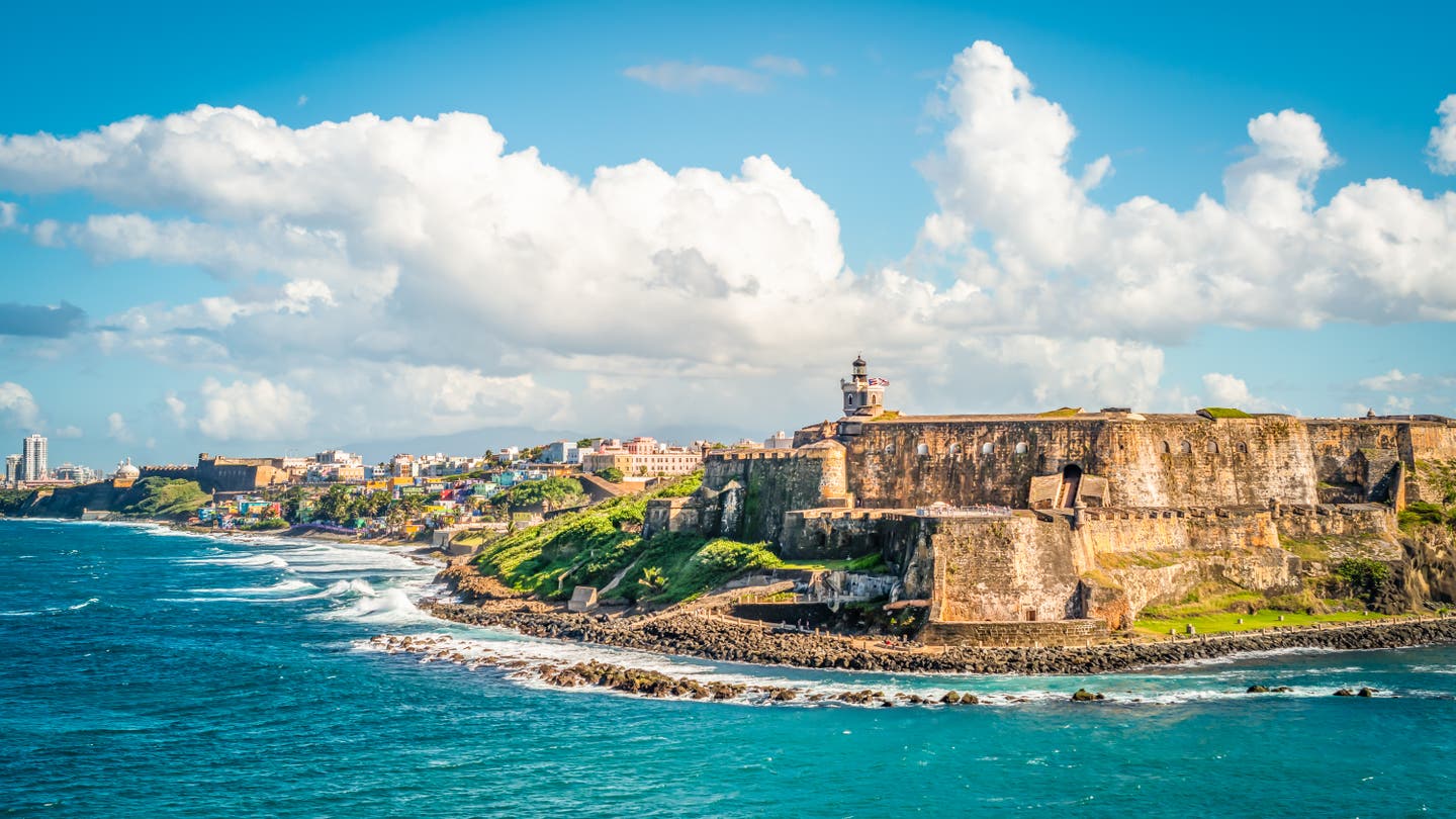 Karibik Sehenswürdigkeiten: Panoramalandschaft der Burg El Morro entlang der Küste in San Juan