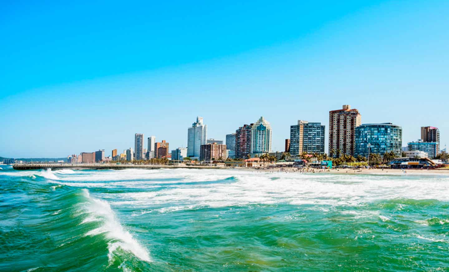 Südafrika beste Reisezeit: Hochhäuser an Durbans Küste