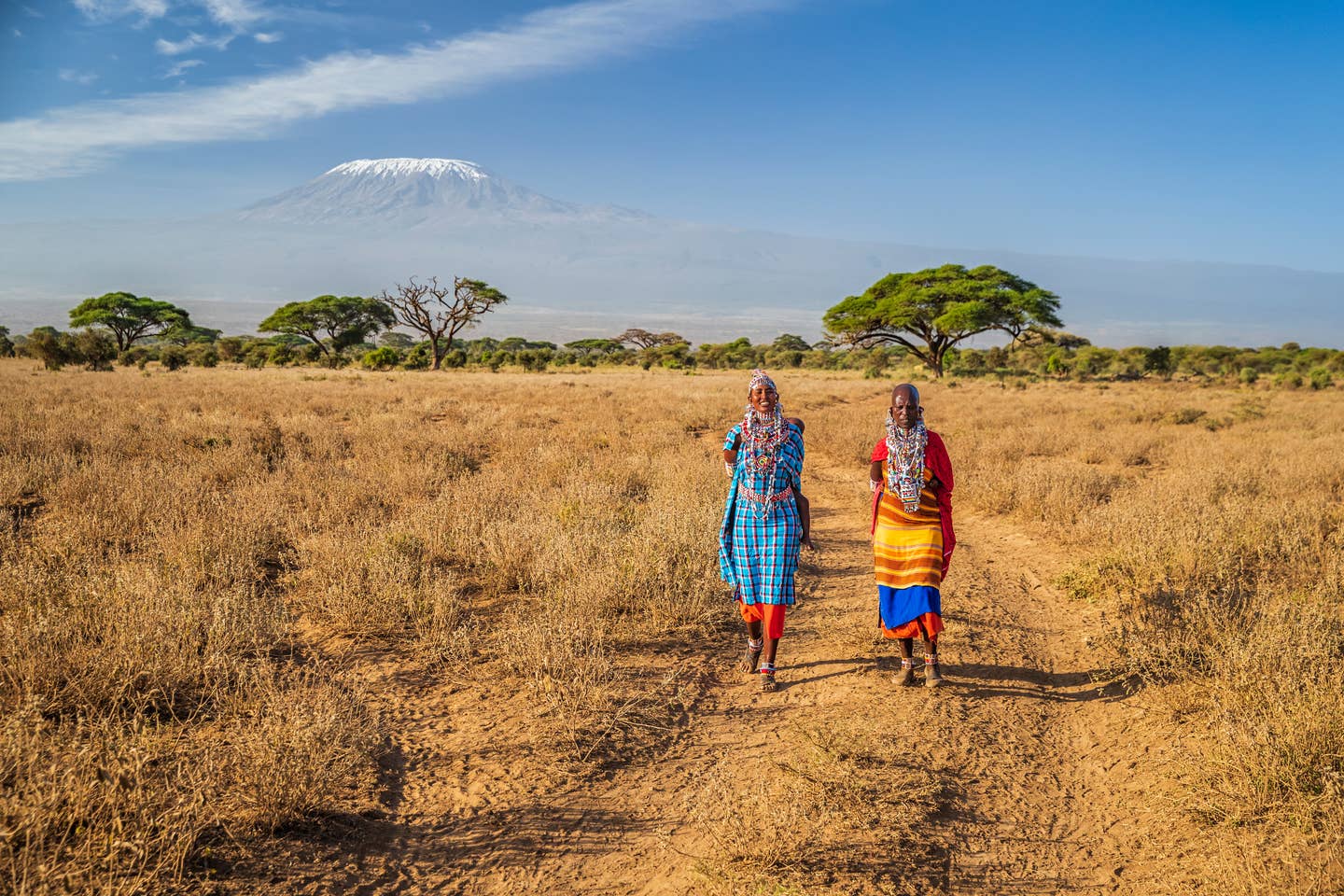 Kenia Urlaub: Massai Frauen mit Kilimandscharo im Hintergrund