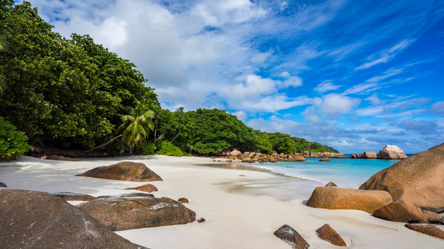 Rundreisen Seychellen: der Praslin-Strand auf den Seychellen