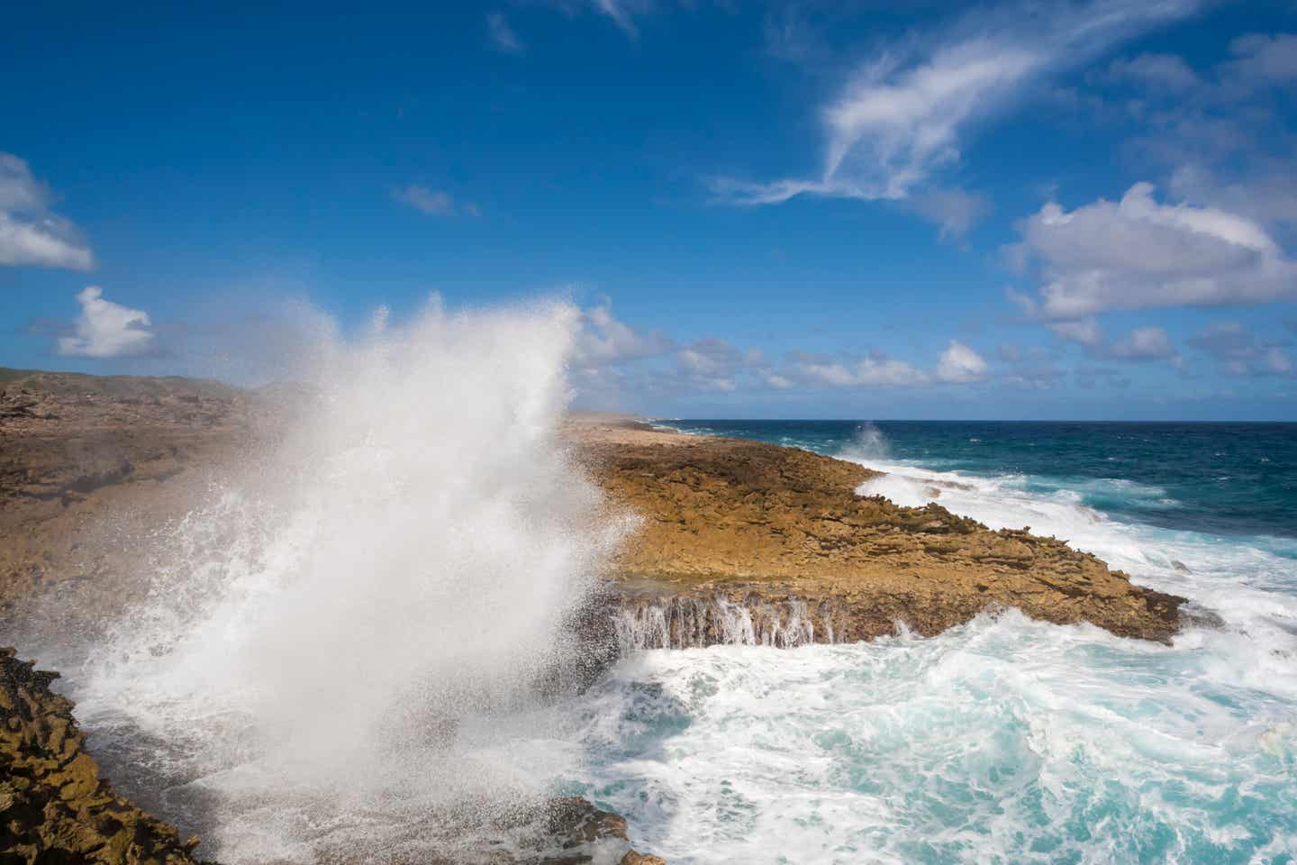 Curaçao Sehenswürdigkeiten: Welle stürzt in Boka Pistol Bay