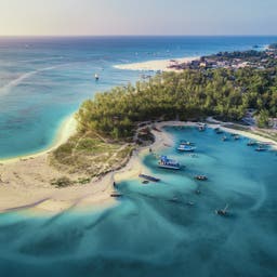 afrika-sansibar-luftaufnahme-strand-mit-booten-g-1137999604.jpg