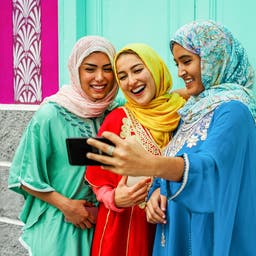 vae-frauen-selfie-g-1127156361.jpg