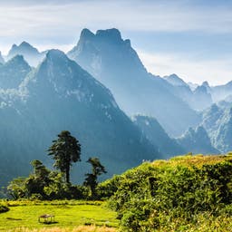 laos-panorama-berge-tal-t-879729246.jpg