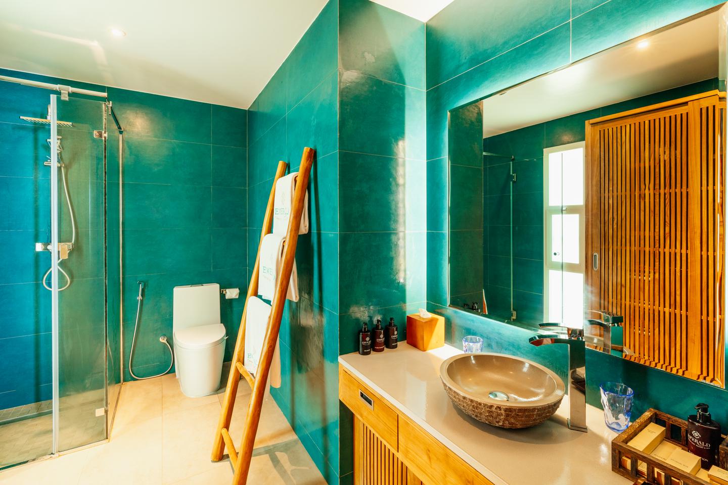 Komfortables, großes Bad in den Family Beach Villen mit Pool