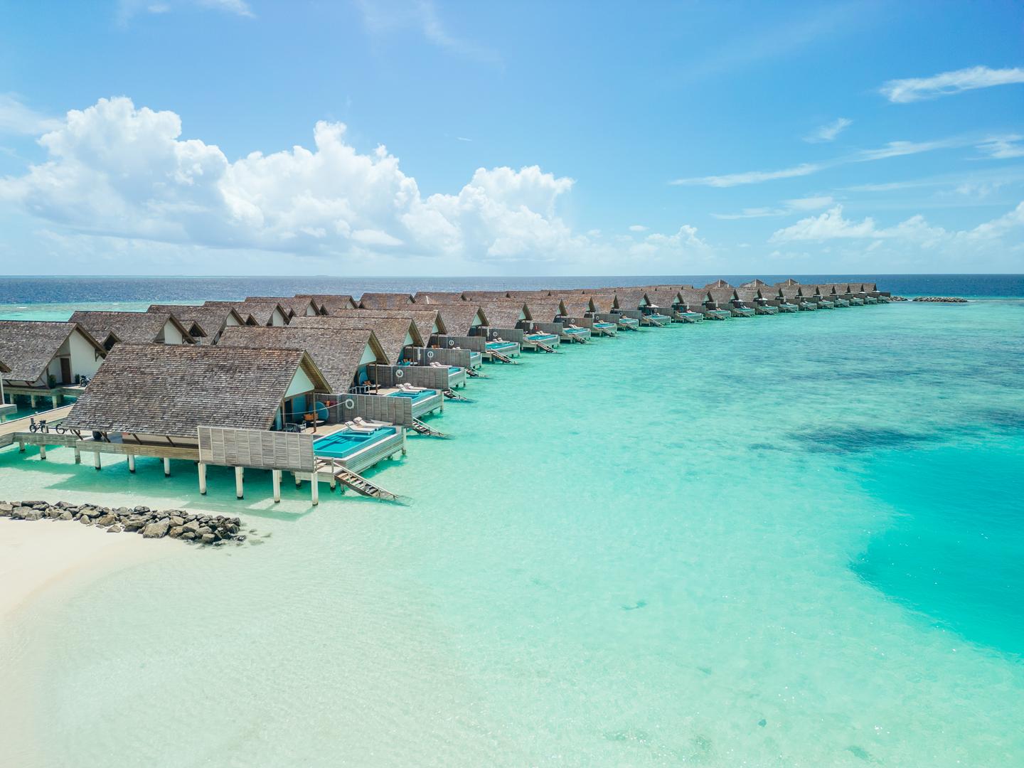 Drohnenbild der Wasservillen mit Pool des Emerald Faarufushi Resorts & Spa