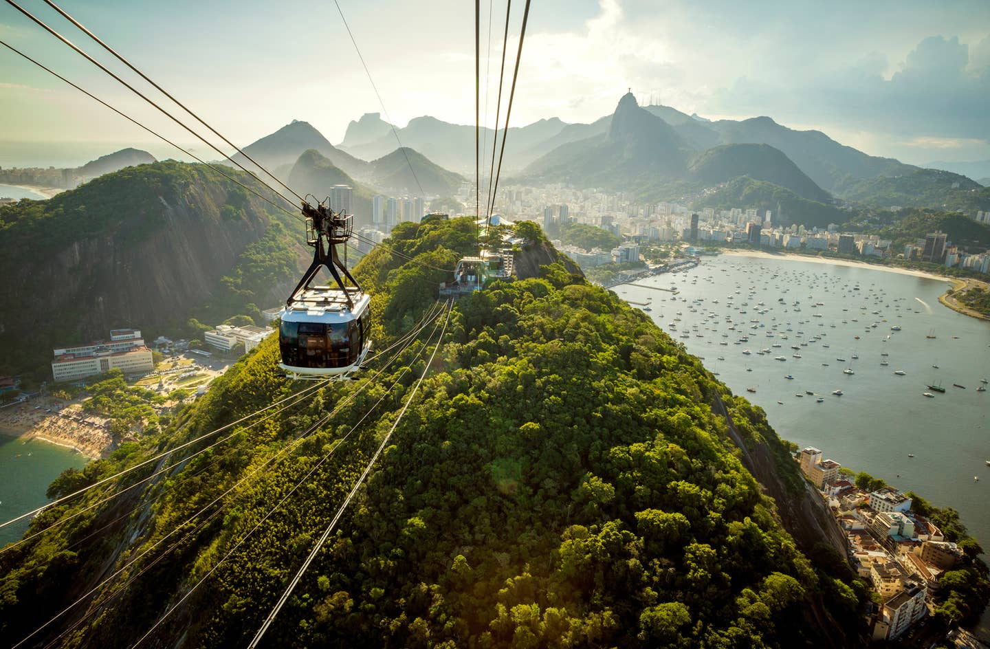 Rundreisen Rio de Janeiro: Blick aus der Seilbahn am Zuckerhut von Rio de Janeiro Rundreisen Rio de Janeiro: Blick aus der Seilbahn am Zuckerhut von Rio de Janeiro