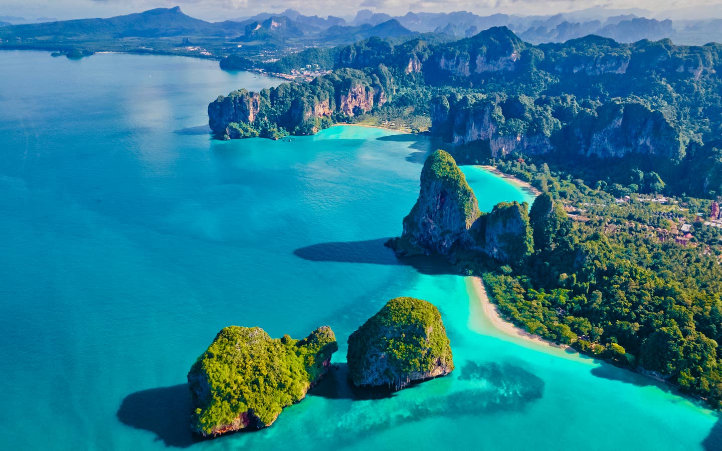 Rundreisen Krabi: Luftbild des Railay-Strandes in Krabi