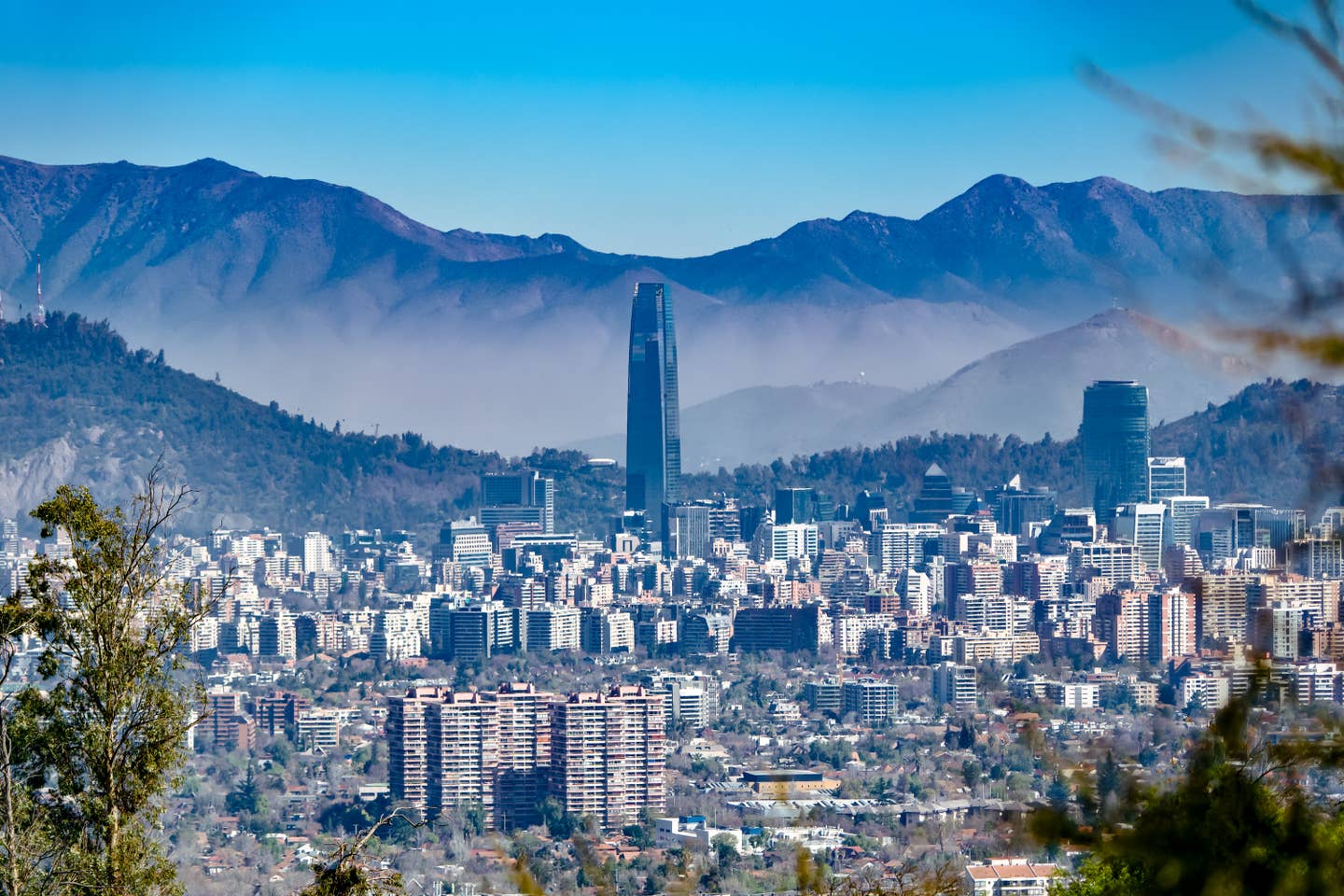 Rundreisen Santiago: die Skyline Santiago de Chiles vor dem Hintergrund der Anden Rundreisen Santiago: die Skyline Santiago de Chiles vor dem Hintergrund der Anden
