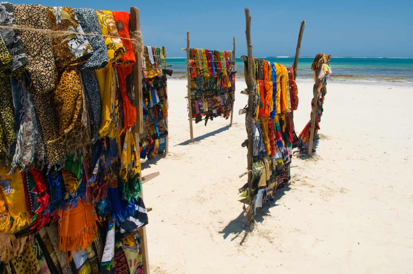 Einreise Kenia: Verkauf traditioneller Kleidung am Strand