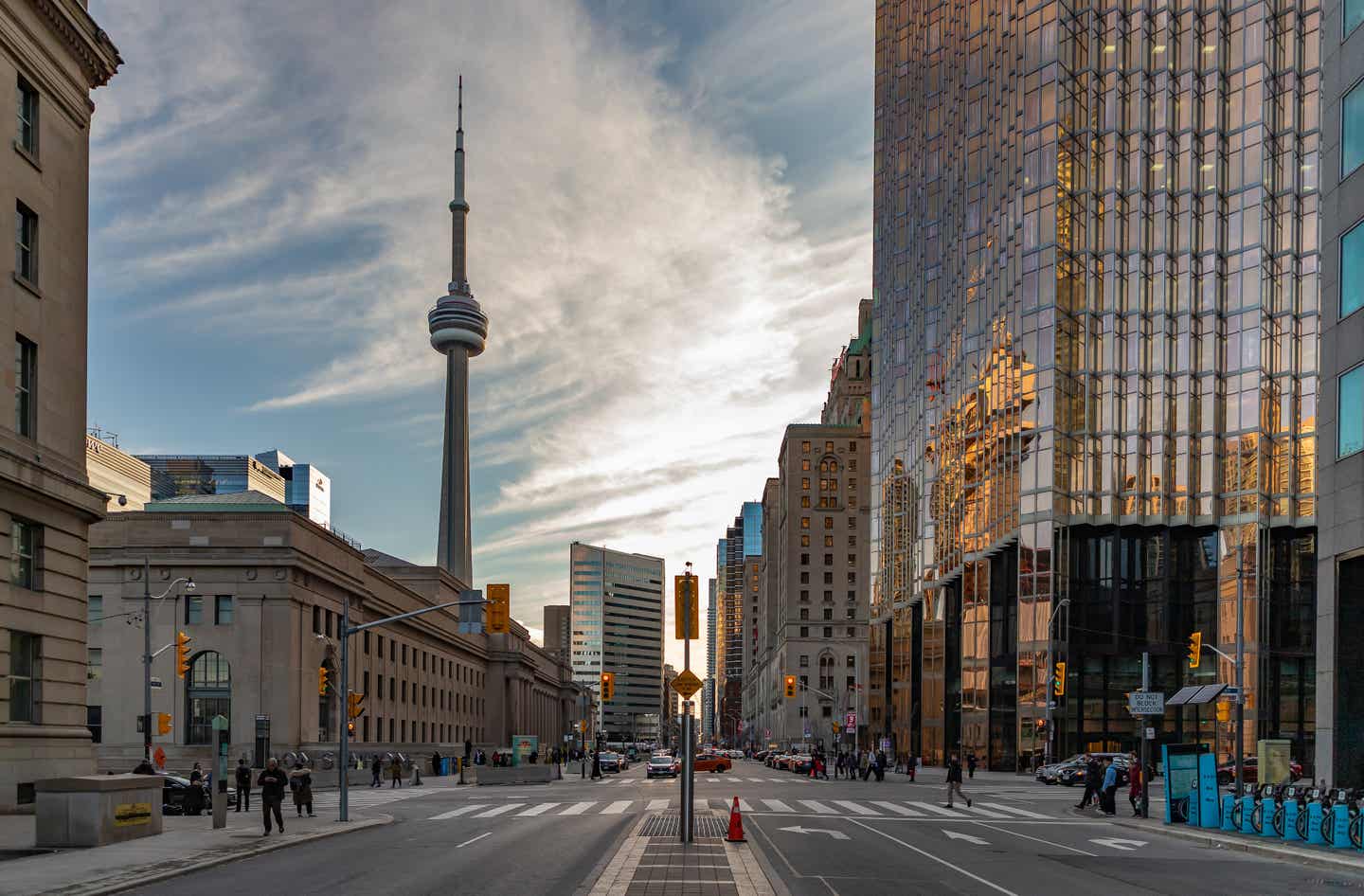 CN Tower in Toronto: Sehenswürdigkeit auf einem Kanada-Roadtrip