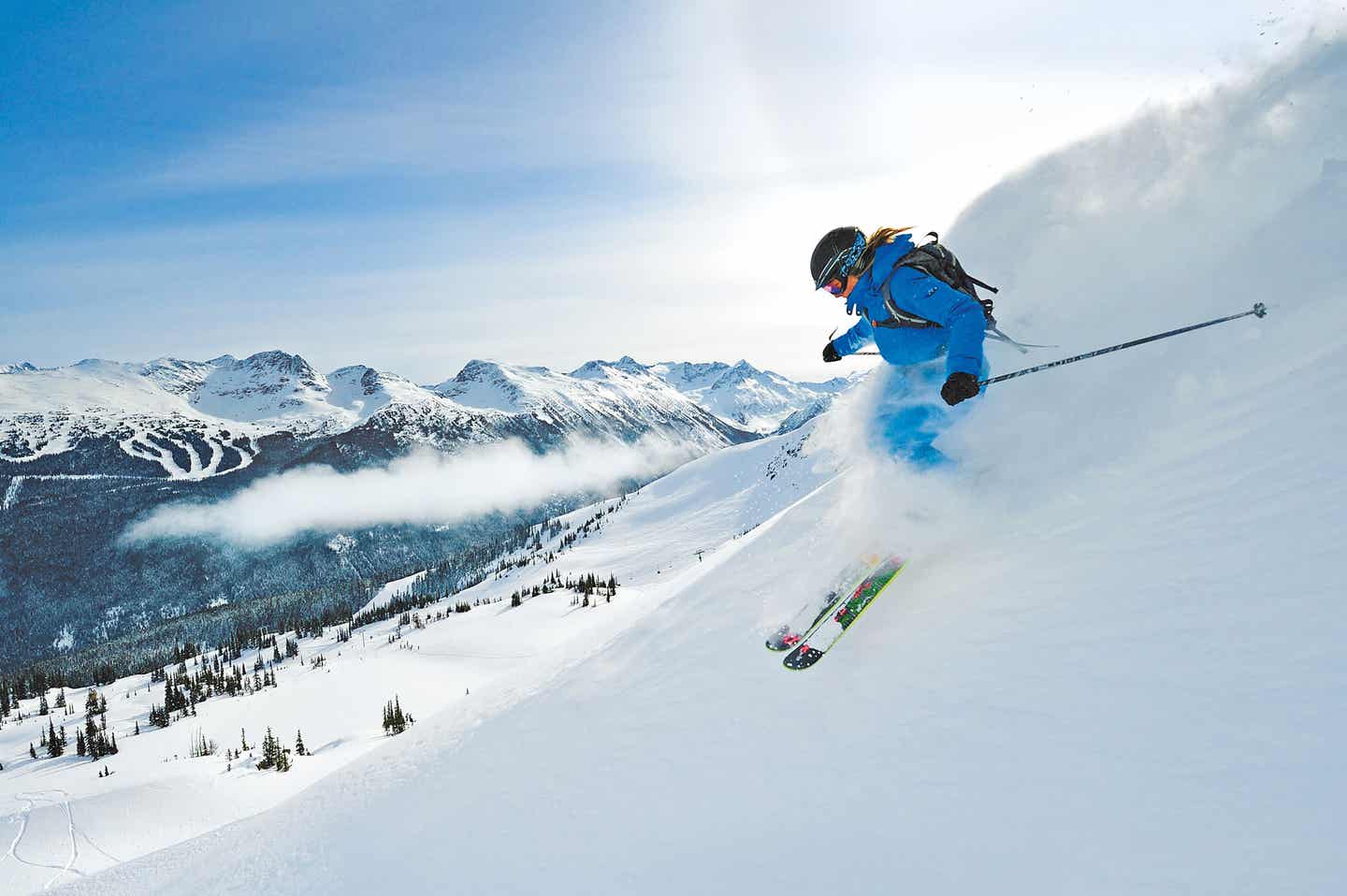 Unterwegs durch den Schnee: Ski-Fahrer