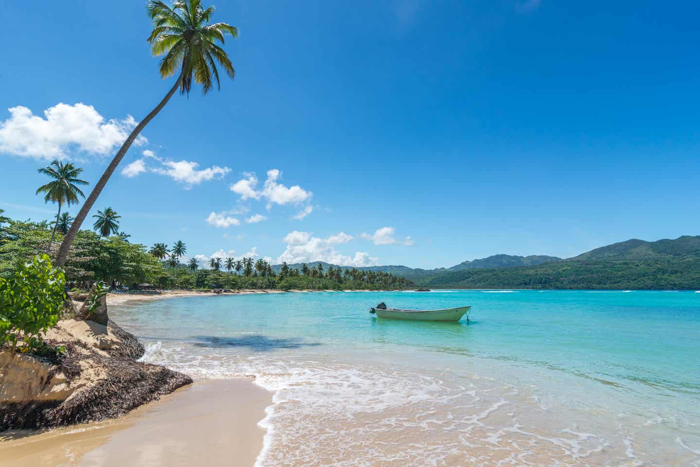 Karibik Strände: Boot auf dem türkisfarbenen karibischen Meer, Playa Rincon
