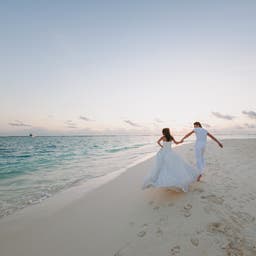 hochzeit-strand-flitterwochen-t-826289056.jpg