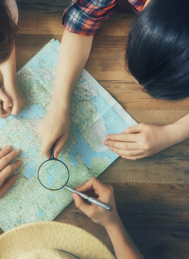 Fernreisen mit Kindern Familie mit Landkarte